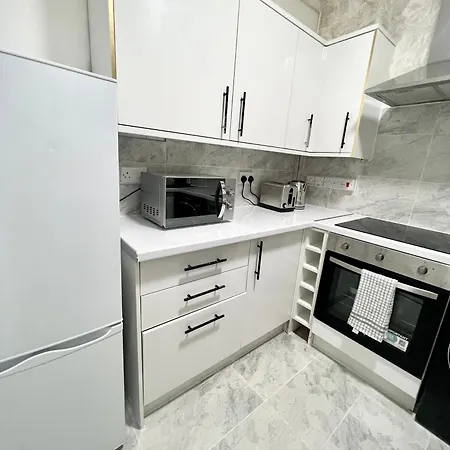 2 Bedroom Flat With Balcony In White City, Hammersmith London Exterior photo