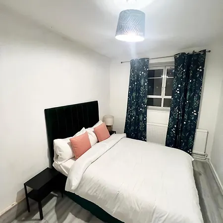 2 Bedroom Flat With Balcony In White City, Hammersmith London Exterior photo