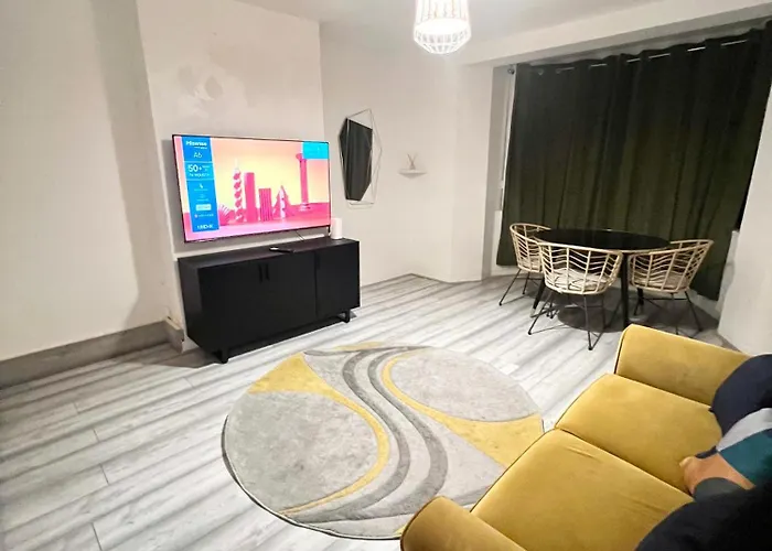2 Bedroom Flat With Balcony In White City, Hammersmith