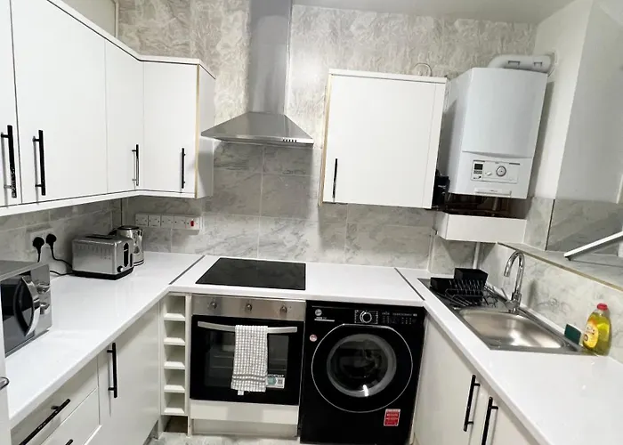 2 Bedroom Flat With Balcony In White City, Hammersmith