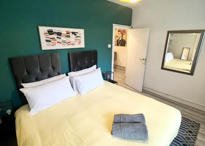 2 Bedroom Flat With Balcony In White City, Hammersmith