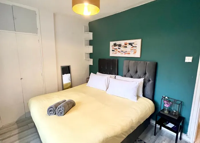 2 Bedroom Flat With Balcony In White City, Hammersmith