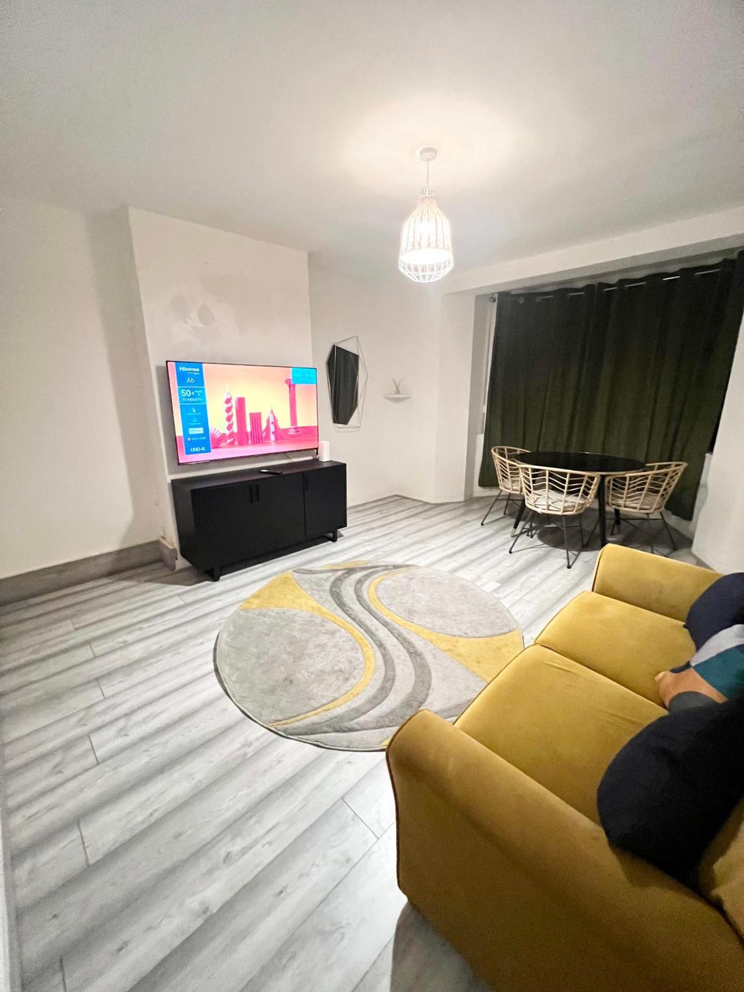 2 Bedroom Flat With Balcony In White City, Hammersmith