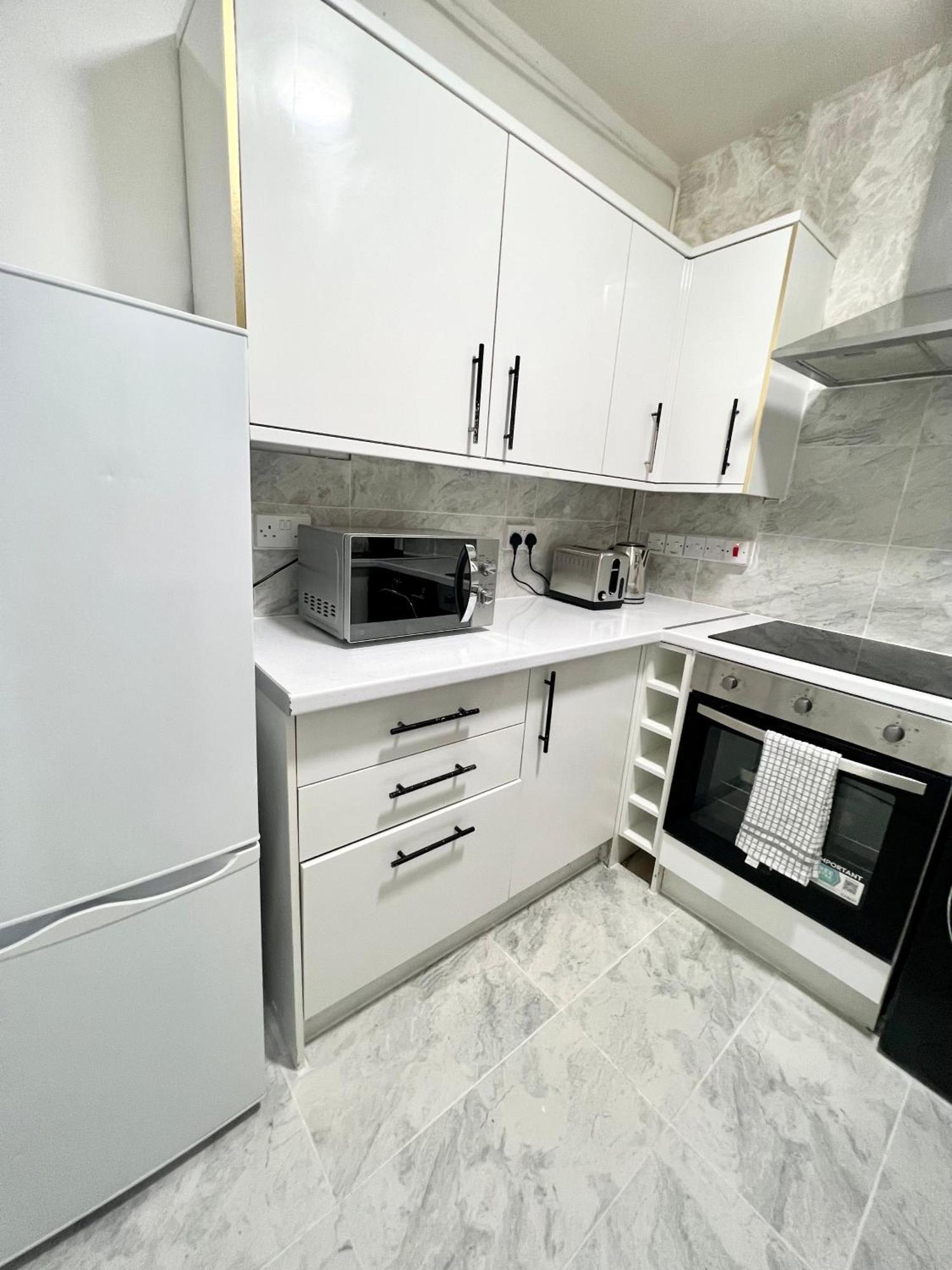 2 Bedroom Flat With Balcony In White City, Hammersmith London