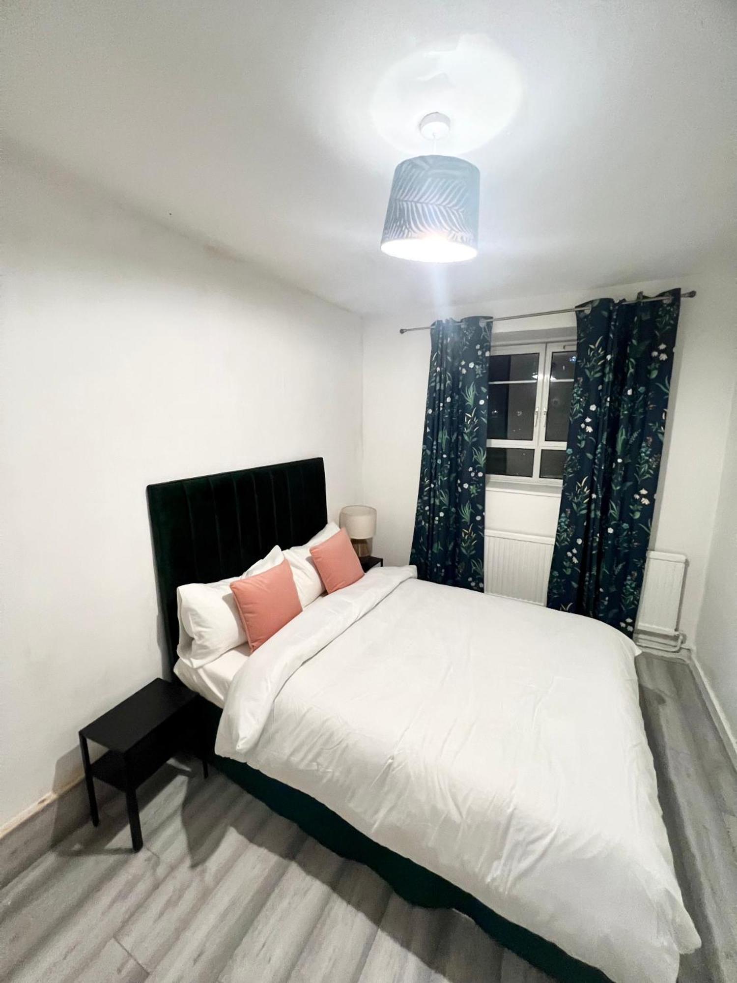 2 Bedroom Flat With Balcony In White City, Hammersmith Apartment London