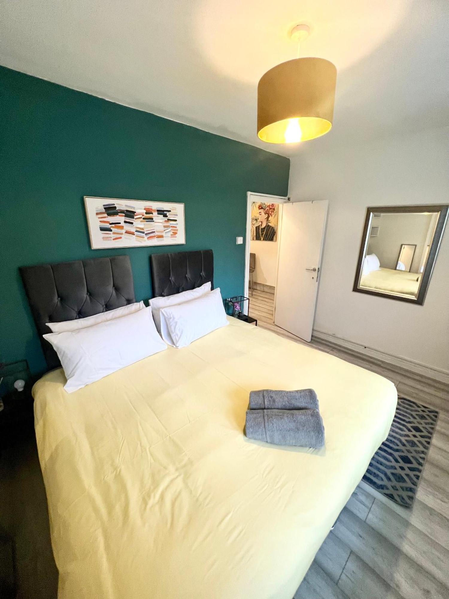 Apartment 2 Bedroom Flat With Balcony In White City, Hammersmith *