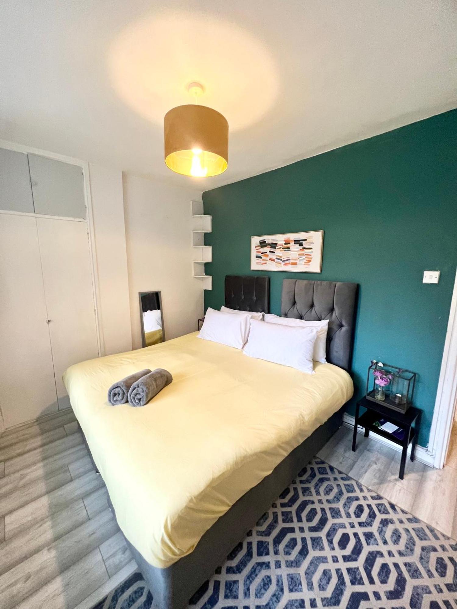 2 Bedroom Flat With Balcony In White City, Hammersmith