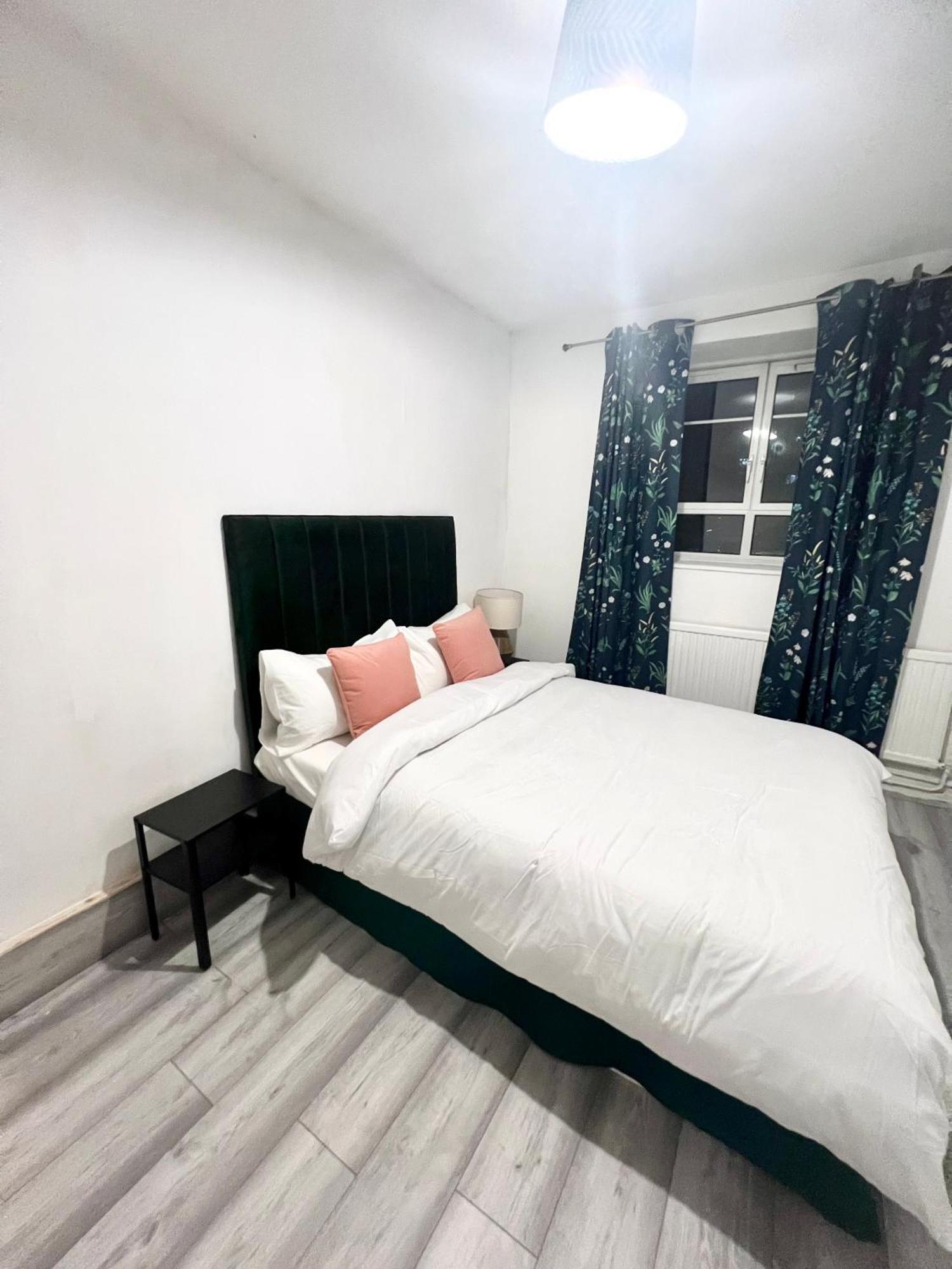 Apartment 2 Bedroom Flat With Balcony In White City, Hammersmith London