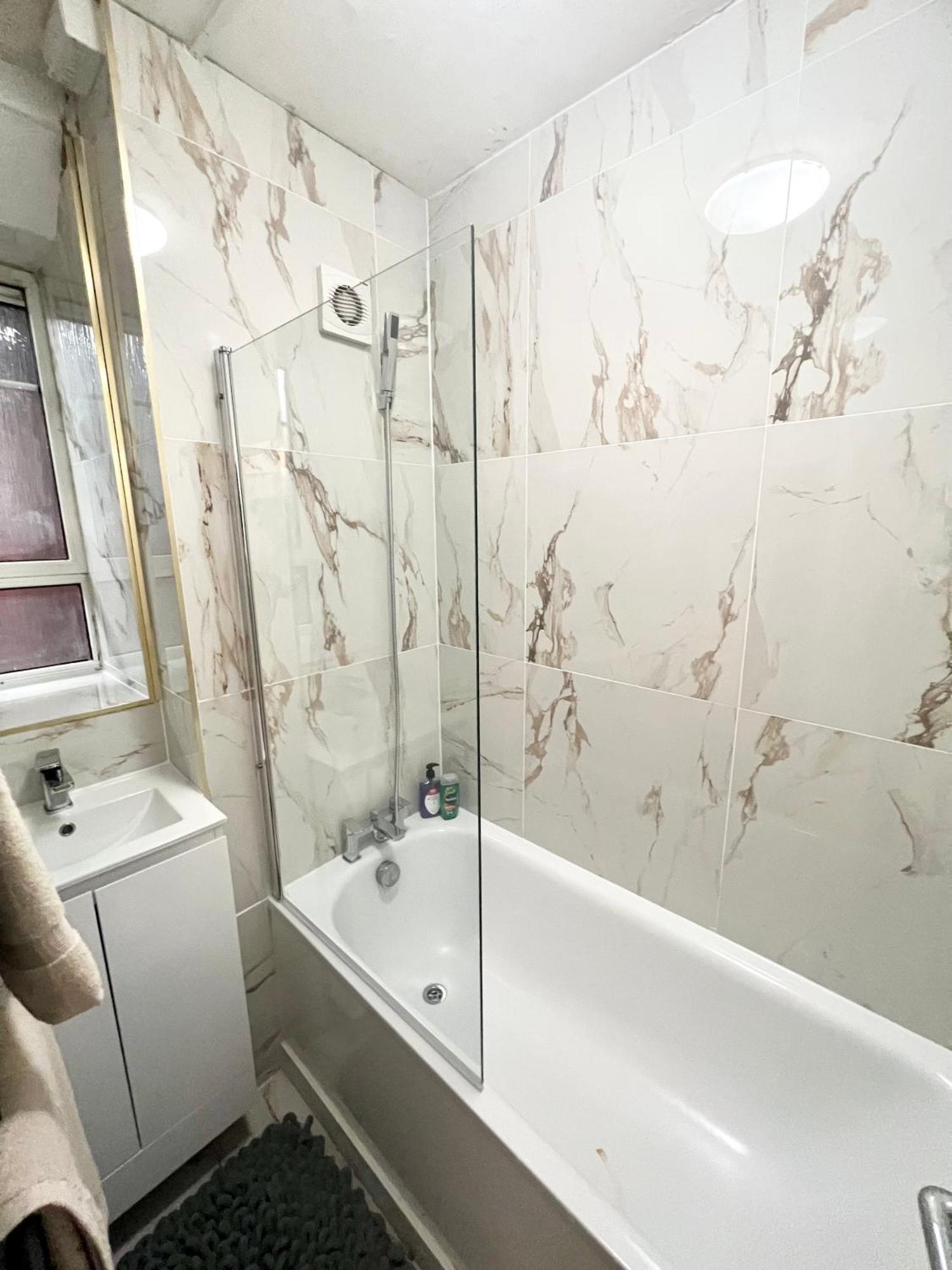 Apartment 2 Bedroom Flat With Balcony In White City, Hammersmith