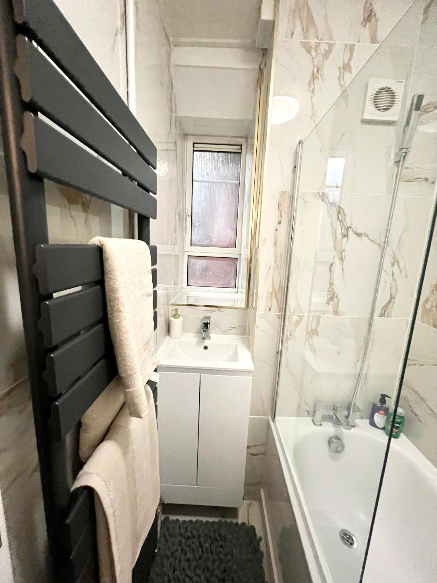 2 Bedroom Flat With Balcony In White City, Hammersmith Apartment London