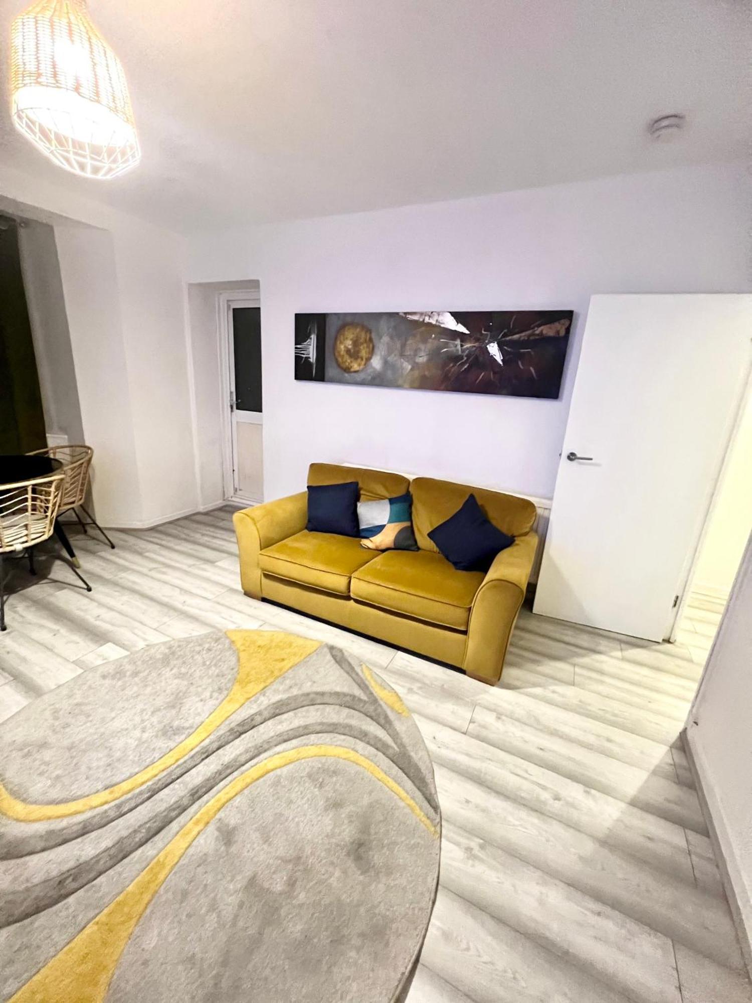 2 Bedroom Flat With Balcony In White City, Hammersmith Apartment *