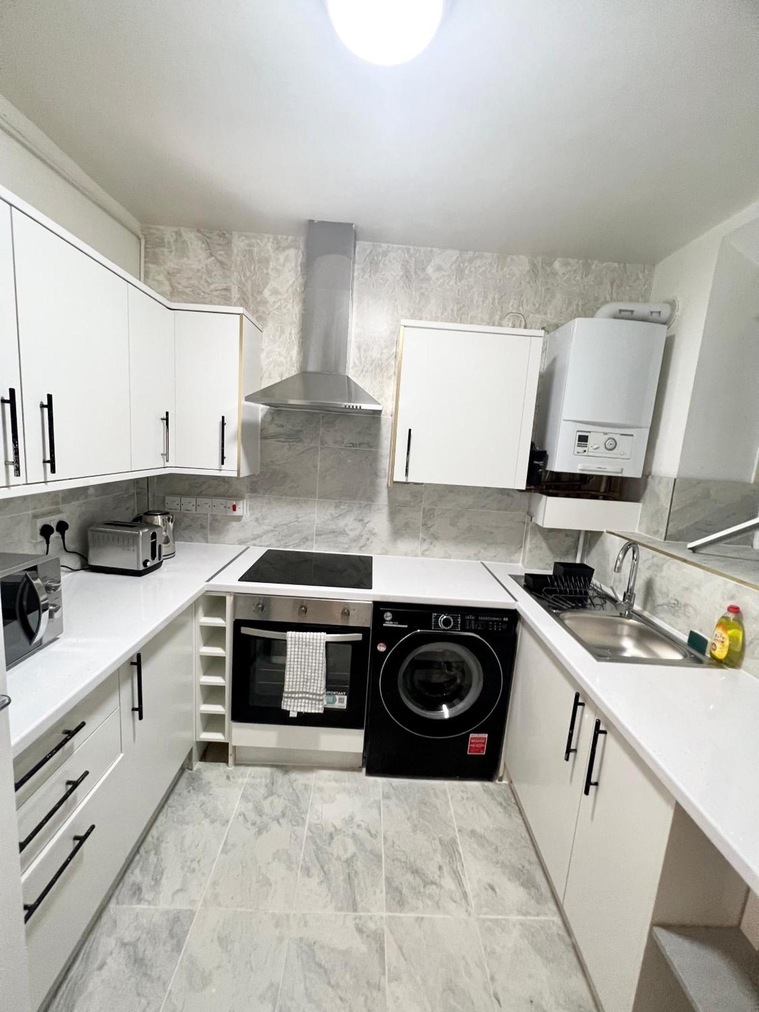 2 Bedroom Flat With Balcony In White City, Hammersmith Apartment London