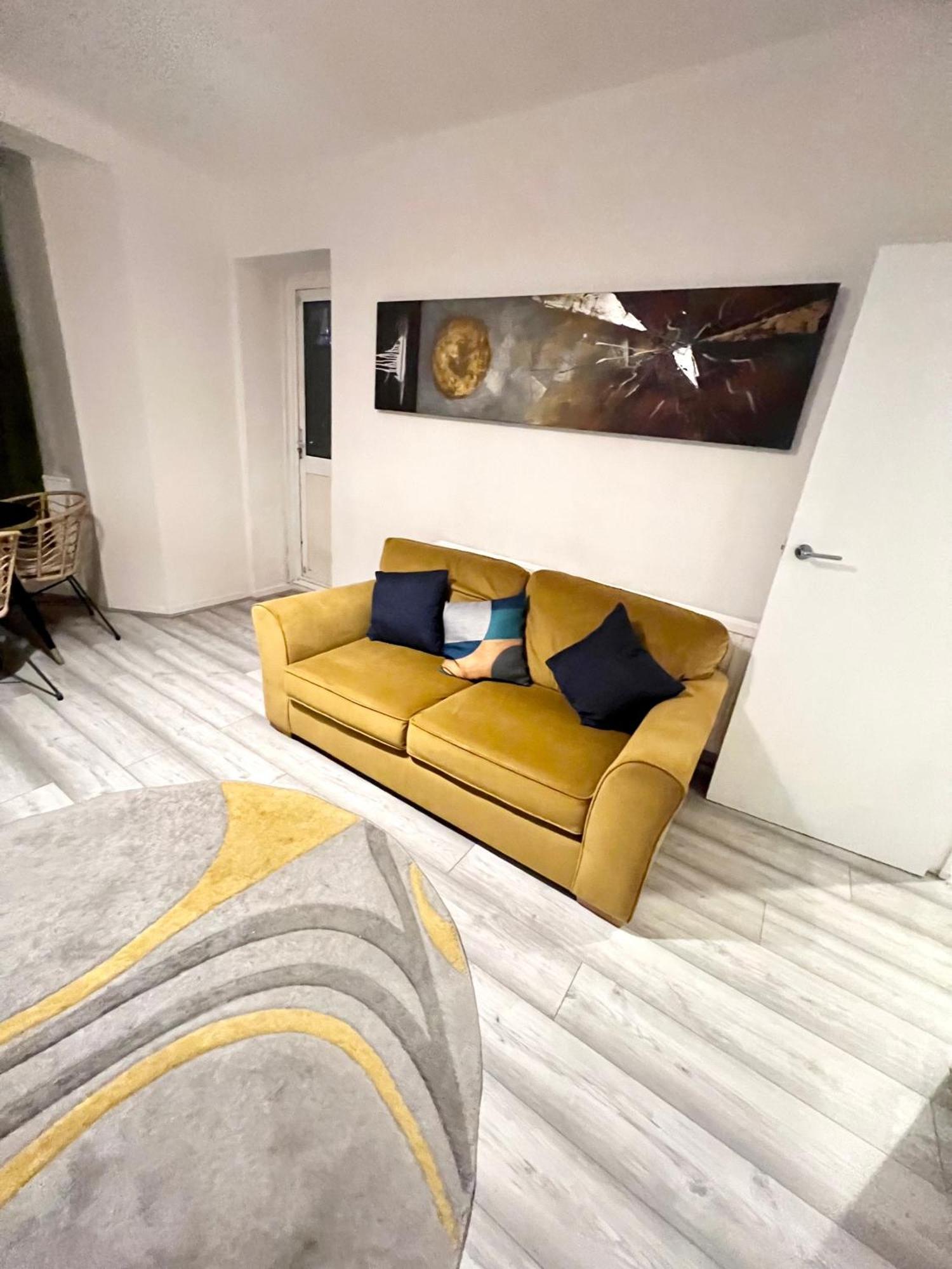 2 Bedroom Flat With Balcony In White City, Hammersmith Apartment